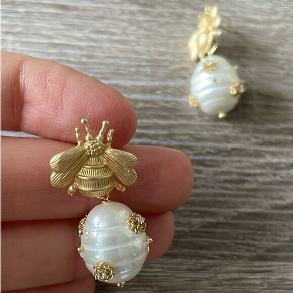 Bee detail earring A473 - Picture 3 of 4